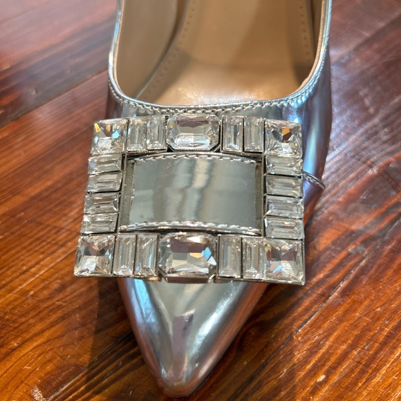 Beautiful silver patent leather heel with large diamond rhinestone embellishment - Picture 8 of 9